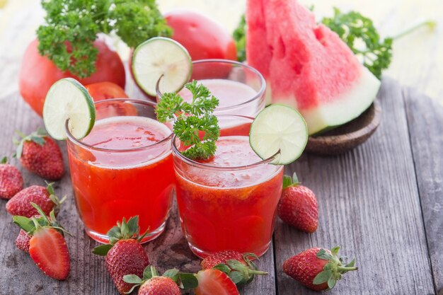 Batido de sandía con fresa y tomate