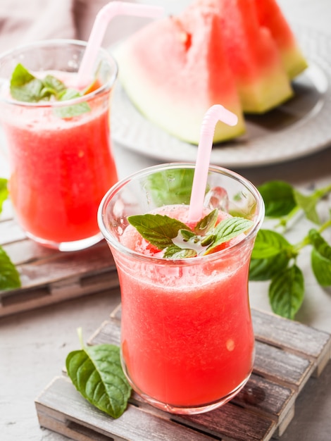 Batido de sandía fresca con hielo y hojas de menta en vasos