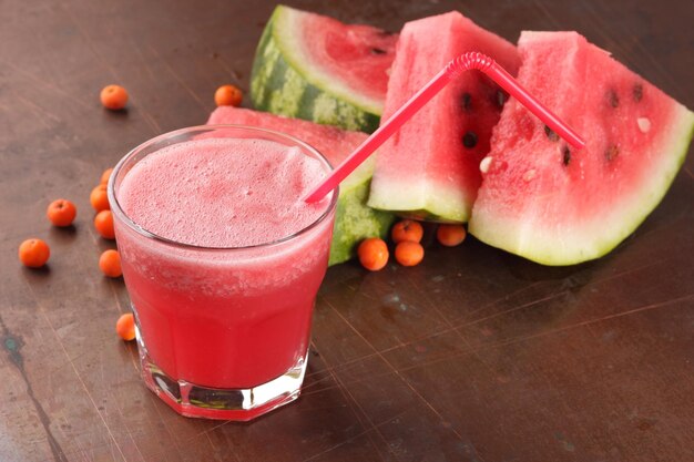 Batido de sandía saludable con rodajas de sandía sobre fondo oscuro Cóctel de verano con primer plano de sandía