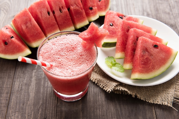 Batido de sandía saludable con sandía en forma de estrella sobre un fondo de madera