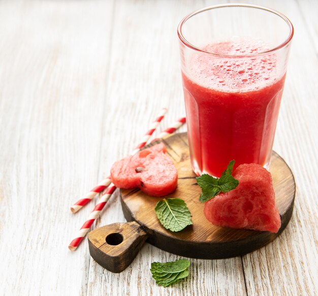 Batido de sandía y sandía fresca.