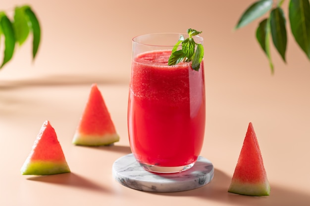 Batido de sandía de verano en un vaso