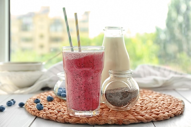 Batido con semillas de chía en vaso sobre mesa