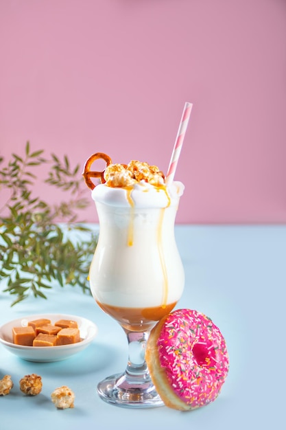 Batido con sirope de caramelo, palomitas de maíz y waffles brezel