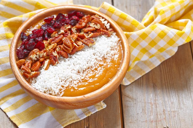 Batido de tarta de zanahoria con canela en un bol