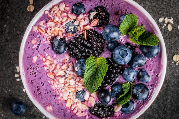 Batido en un tazón con bayas