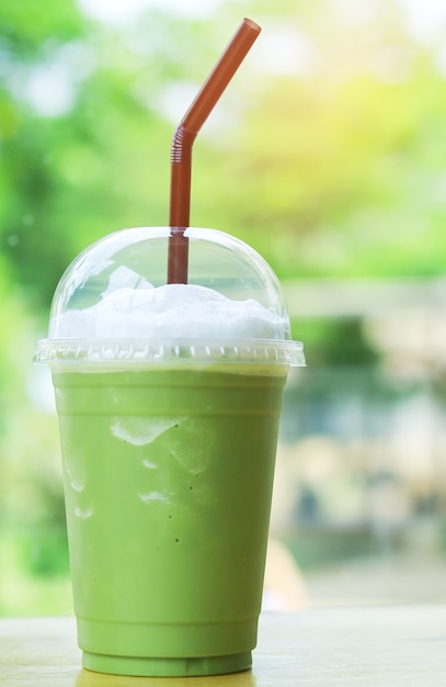 Batido de té verde con pajita