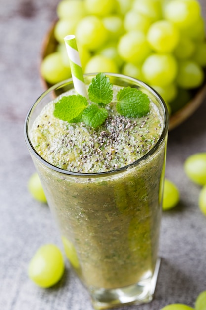 Batido de uva con uvas y hojas de menta