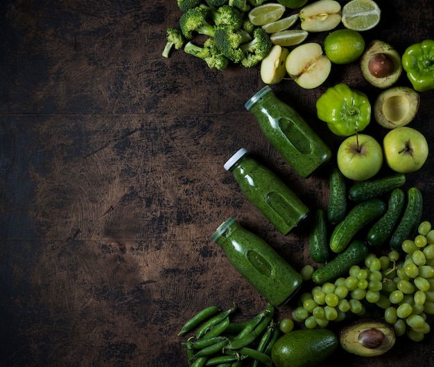 Batido vegano verde en botellas de vidrio