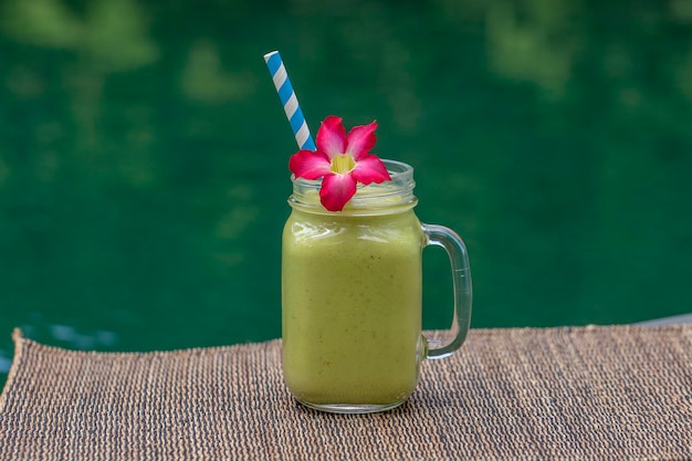 Batido verde de aguacate o batido en la mesa de cerca Desayuno en la isla Bali Indonesia