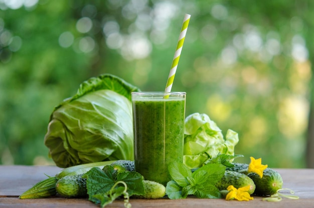 Foto batido verde con col de pepino, menta y calabacín como curación