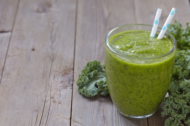 Foto batido verde con col rizada, manzana y lima