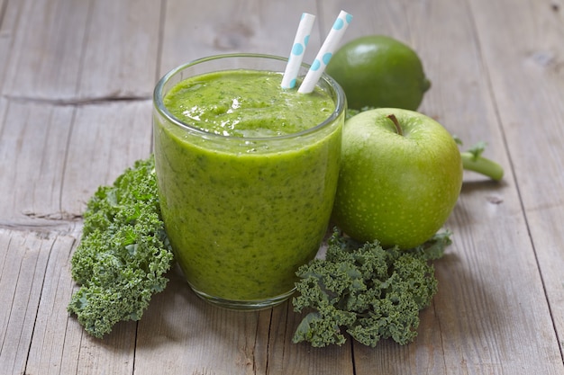 Batido verde con col rizada, manzana y lima