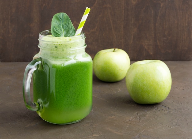 Batido verde de desintoxicación saludable en un tarro de albañil.