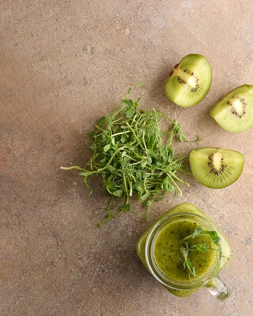 Foto batido verde elaborado con kiwi y brotes de guisantes.