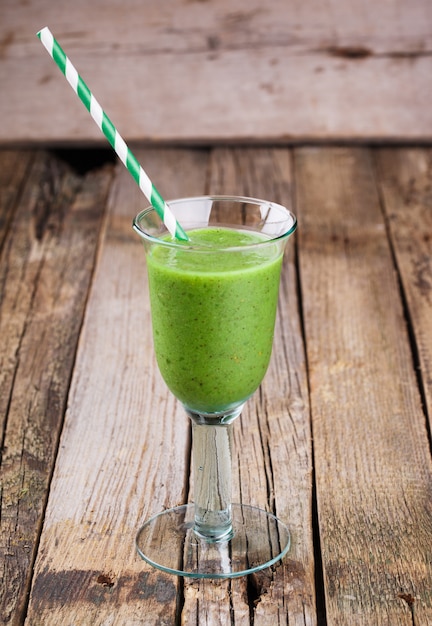 Batido verde con espinacas y kiwi. Bebida de fiesta de verano.