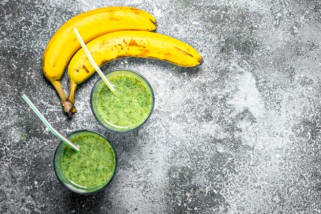 Batido verde con espinacas y plátano.