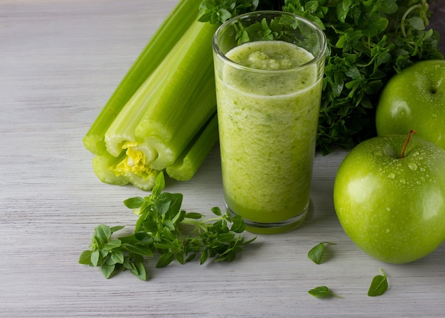 Batido verde fresco con manzana, albahaca, apio