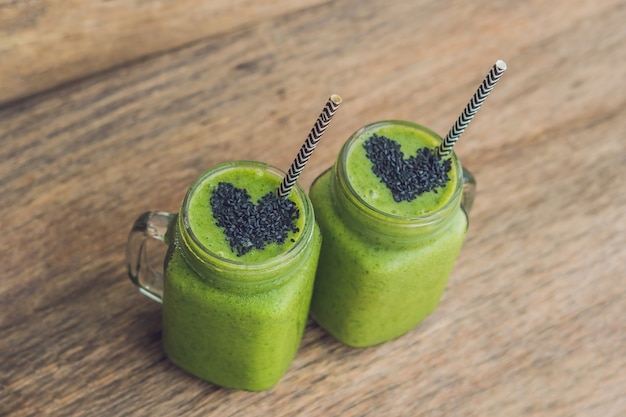 Batido verde fresco con plátano y espinacas con corazón de semillas de sésamo