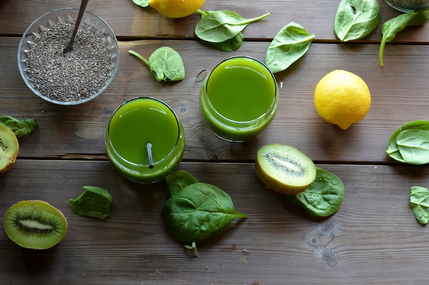 Batido verde de kiwi, espinacas, pera y limón.