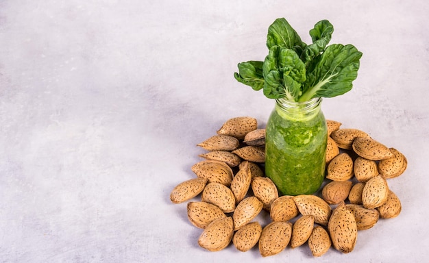 Batido verde con leche de almendras y espinacas