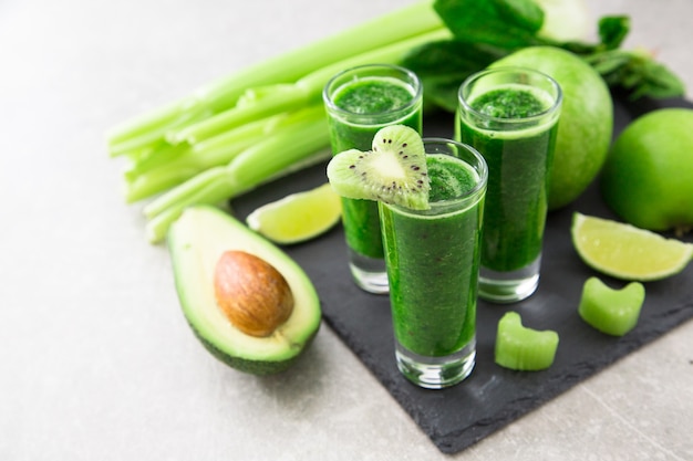 Batido verde mezclado con ingredientes. Superalimento, desintoxicación y concepto saludable. enfoque selectivo