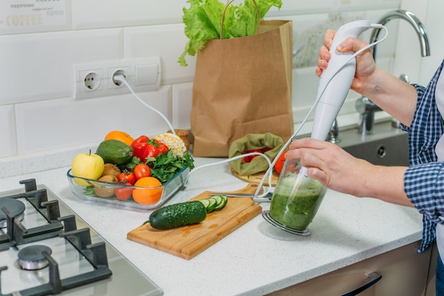 Batido verde mezclado con ingredientes