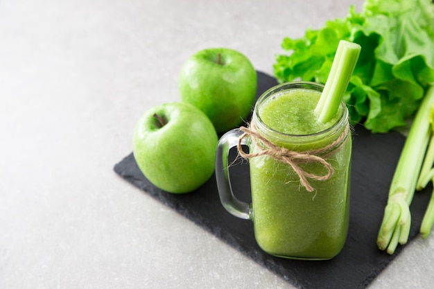 Batido verde misturado com ingredientes. Superfood, desintoxicação e conceito saudável. foco seletivo