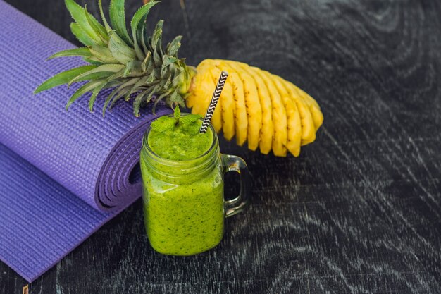 Batido verde con piña y esterilla de yoga