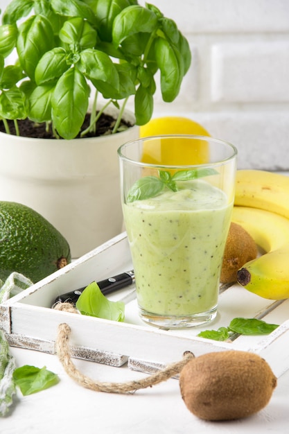 Foto batido verde con plátano, kiwi, albahaca y aguacate