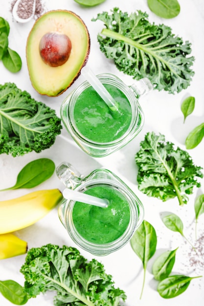 Batido verde recién hecho en botella