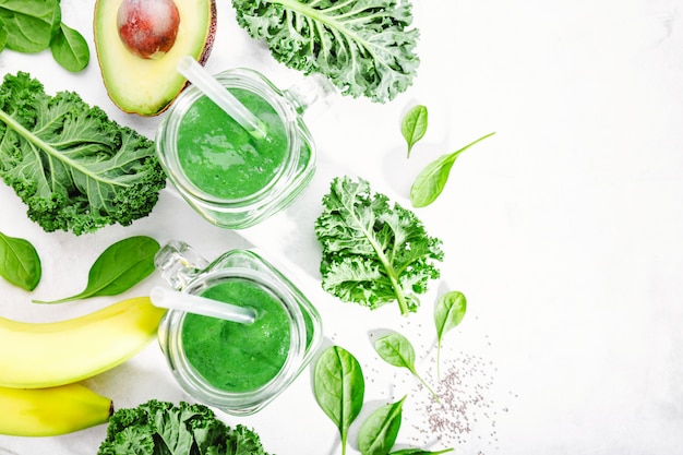 Foto batido verde recién hecho en botella