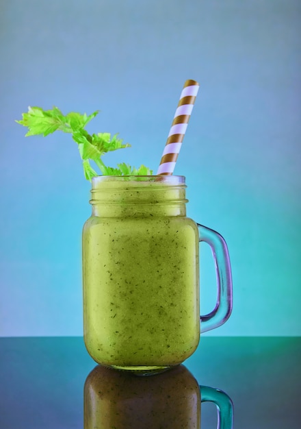 Batido verde saludable, alimentación saludable y nutrición, estilo de vida, vegano, alcalino, concepto vegetariano. Batido verde con ingredientes orgánicos, vegetales en azul