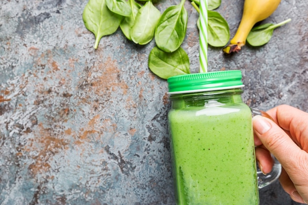 Batido verde saludable con espinacas, aguacate, plátano y semillas de chía en blanco