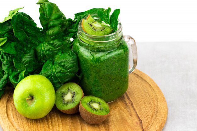 Batido verde saludable con espinacas y kiwi en una jarra