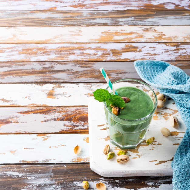 Foto batido verde saludable con menta y pistachos