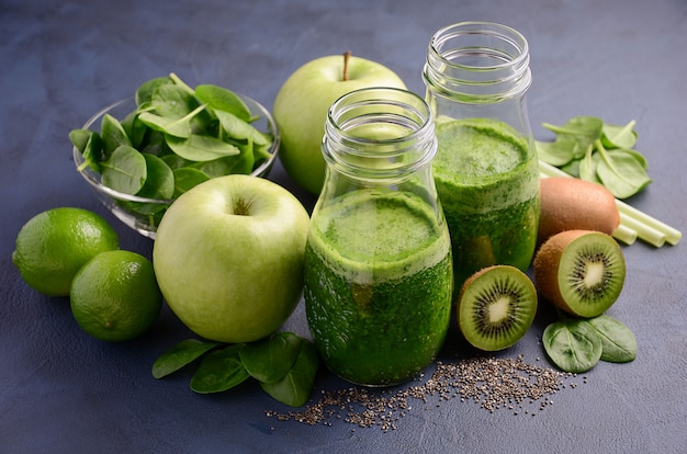 Batido verde saludable con semillas de kiwi, manzana, espinaca y chía.