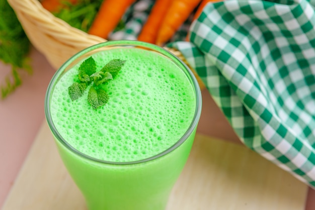 Batido verde en vaso