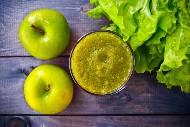 Batido verde en vaso