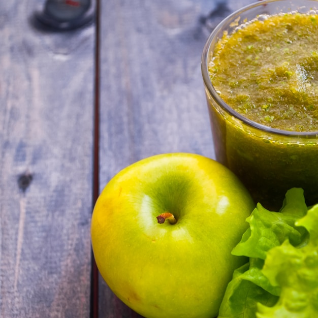 Batido verde en vaso