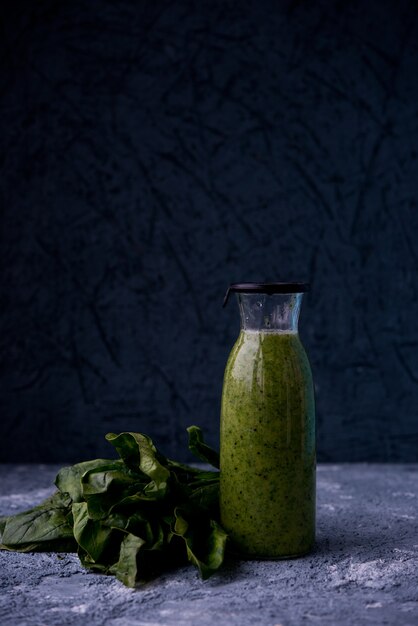 Batido verde vegetariano y hojas de menta