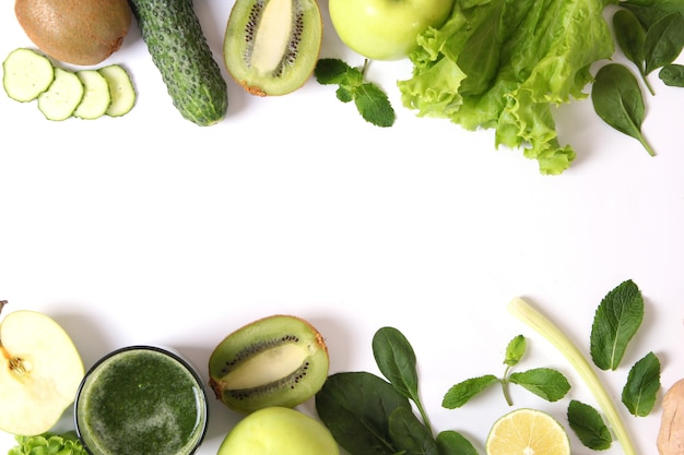 Batido verde y verduras frescas en la mesa para el organismo detox.