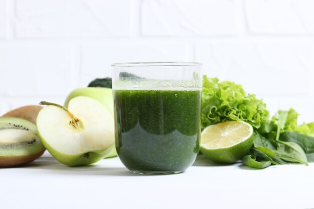 Batido verde y verduras frescas en la mesa para el organismo detox.