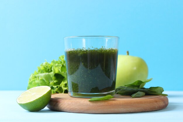 Batido verde y verduras frescas en la mesa para el organismo detox.