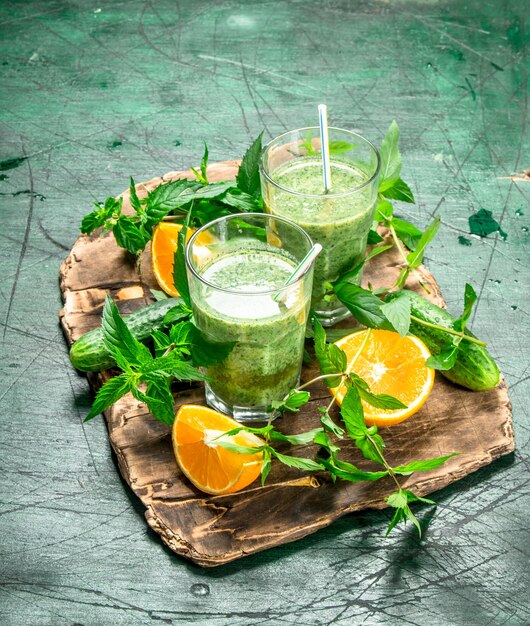 Batido verde con verduras, frutas y menta