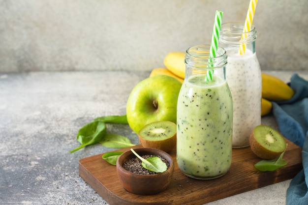 Batido de verduras de desintoxicación verde mezclado con dieta y nutrición saludables