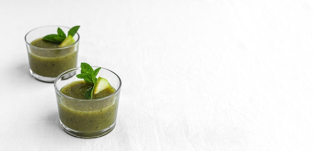 Batido de verduras verde casero con manzana, pepino, menta y lima