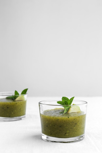 Batido de verduras verde casero con manzana, pepino, menta y lima