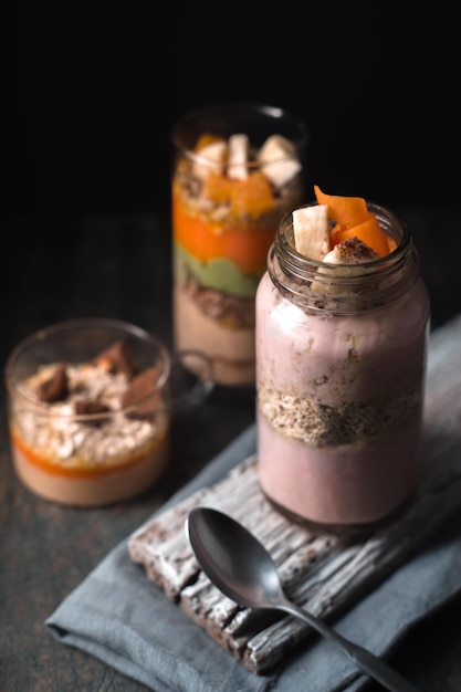 Batido de verduras y yogur sobre un fondo negro