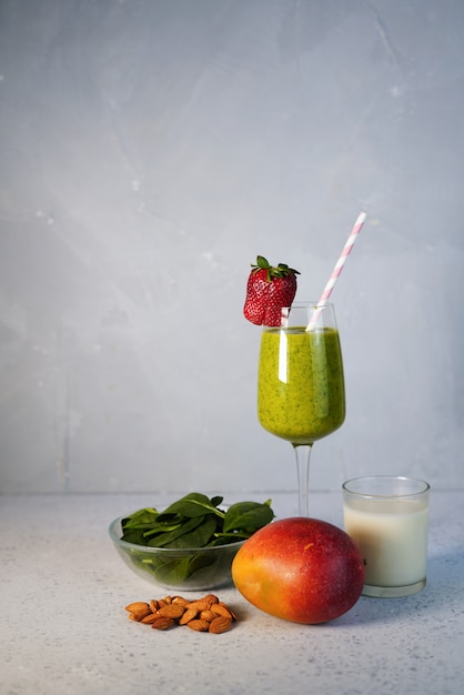 Foto batido de vitaminas healthy green reach con espinacas, mango, leche de almendras y fresa